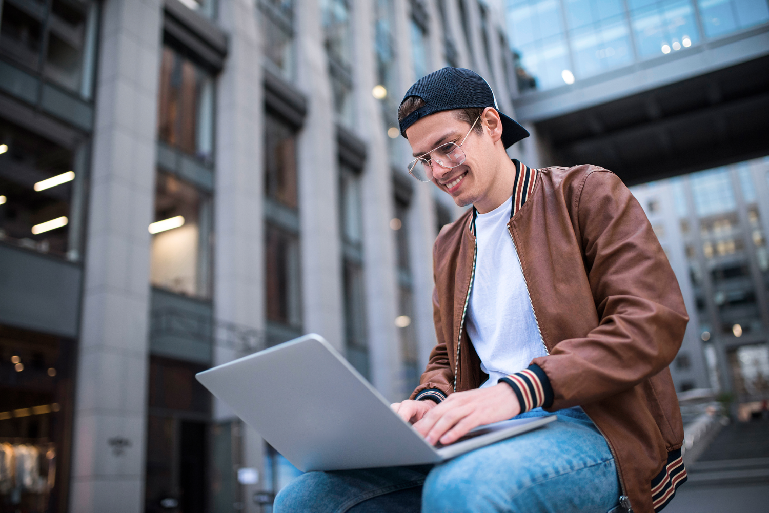 Gastronom am Laptop mit Lieferchef